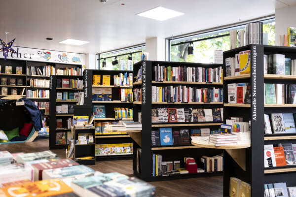 Ein Blick in die Buchhandlungs-Räumlichkeiten am Freiheitsplatz in Hanau.
